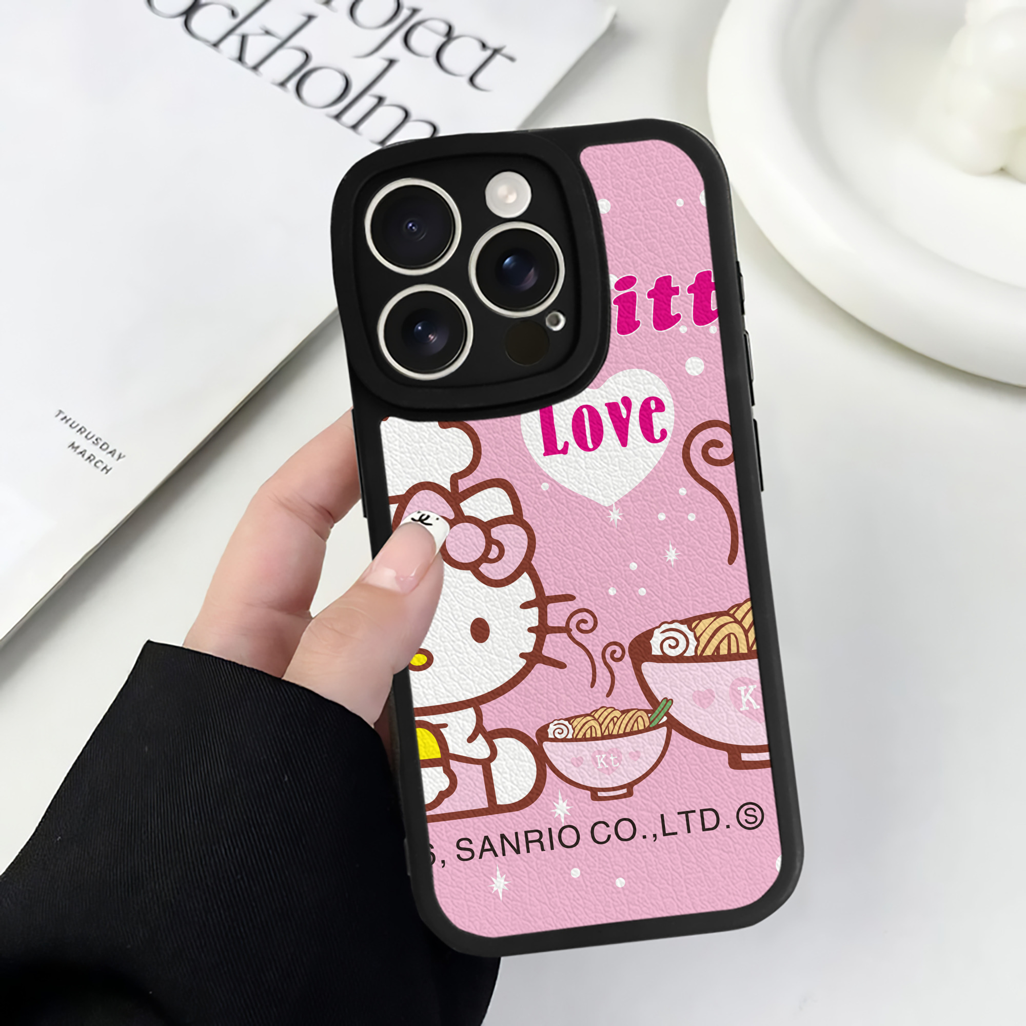 （画像用） Hello Kitty ハローキティ 【iPhone 16シリーズ対応】シリコンスマホケース（レザー調） 材質：シリコン
